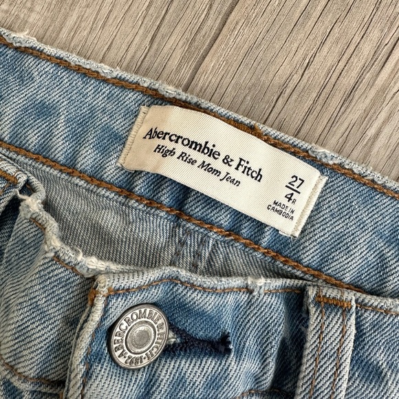 NWOT Abercrombie & Fitch High Rise Frayed Ankle Mom Jeans Light Wash - Picture 4 of 5